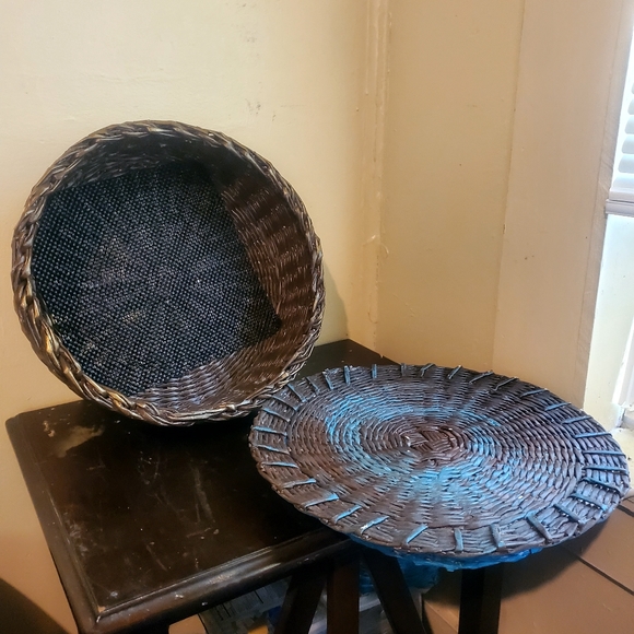 Handcrafted basket with with matching lid. - Picture 2 of 9